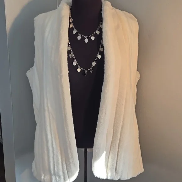 NWOT Chico's White (Ivory) Faux Fur Vest Chico's Size 2, Size L - Picture 3 of 6